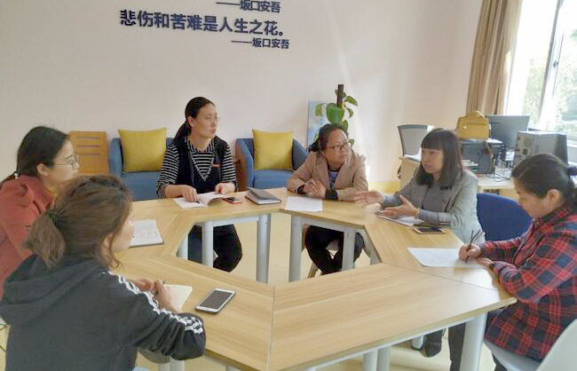 集团心理咨询室唐翠宁老师向工作室成员进行指导